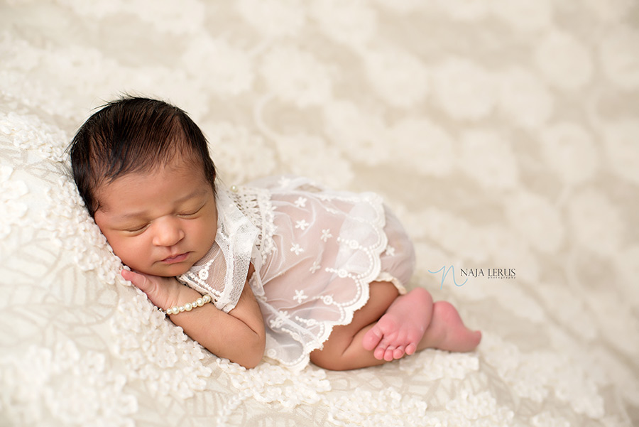 chicago-celebrity-newborn-pictures-09