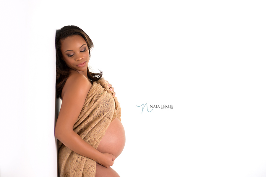 beautiful maternity pictures on white in chicago IL