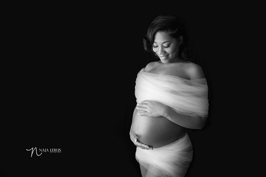 black and white pregnant mom in lace chicago photographer