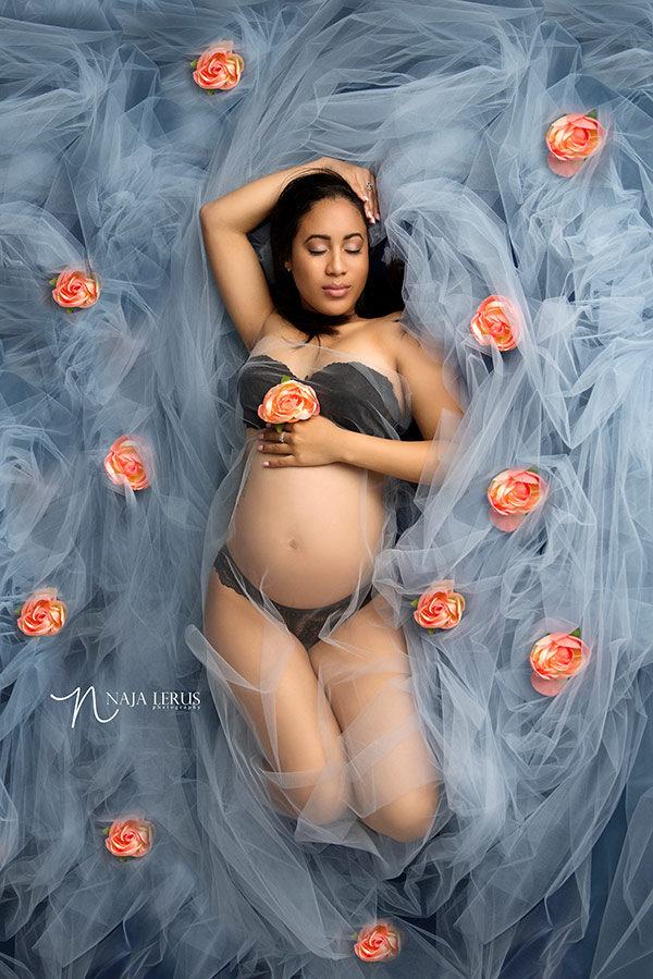 flowers in maternity pictures chicago IL