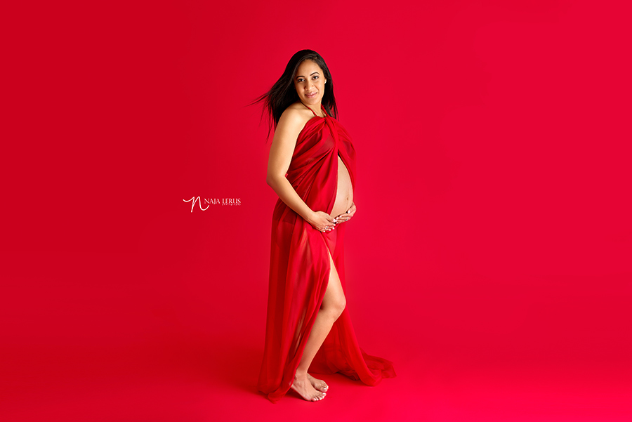 bold red maternity pictures chicago IL