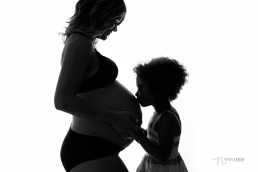 mom with child black and white silhouette maternity photography 