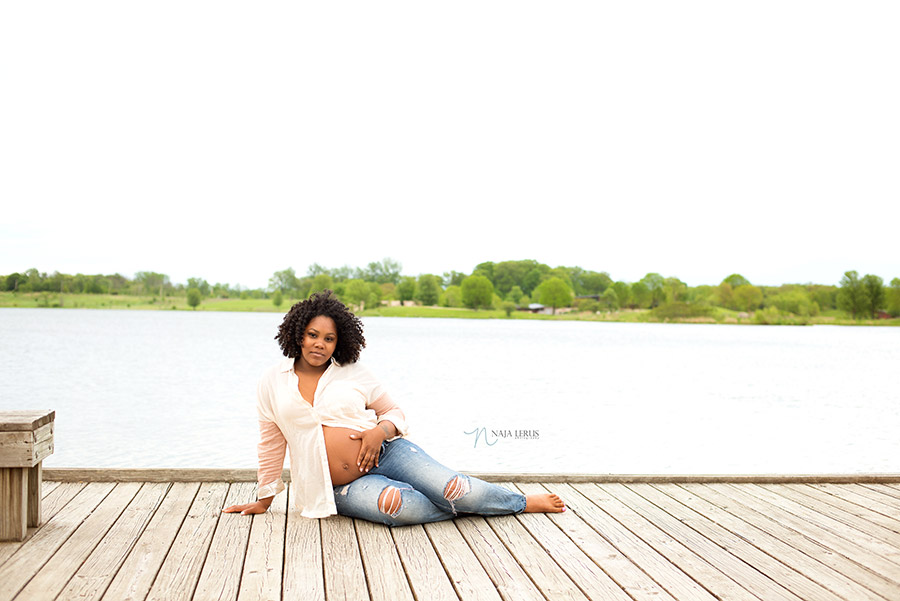 maternity photography by water in chicago il