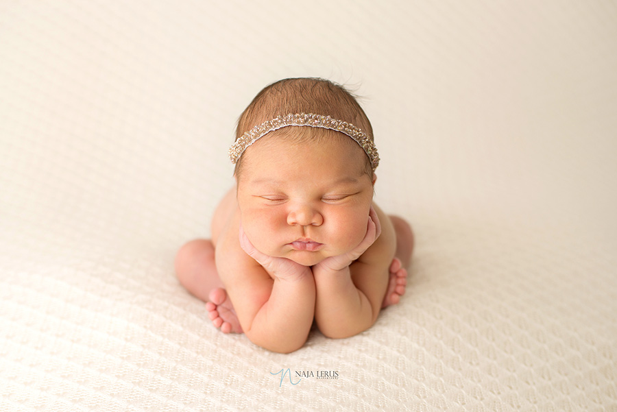 head in hands froggy newborn pose hyde park chicago