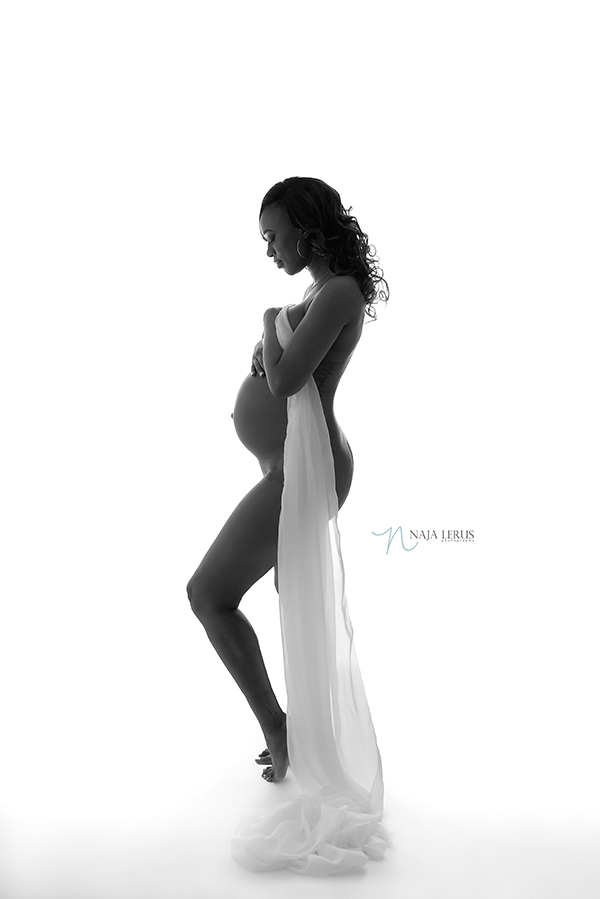 black and white maternity photography chicago