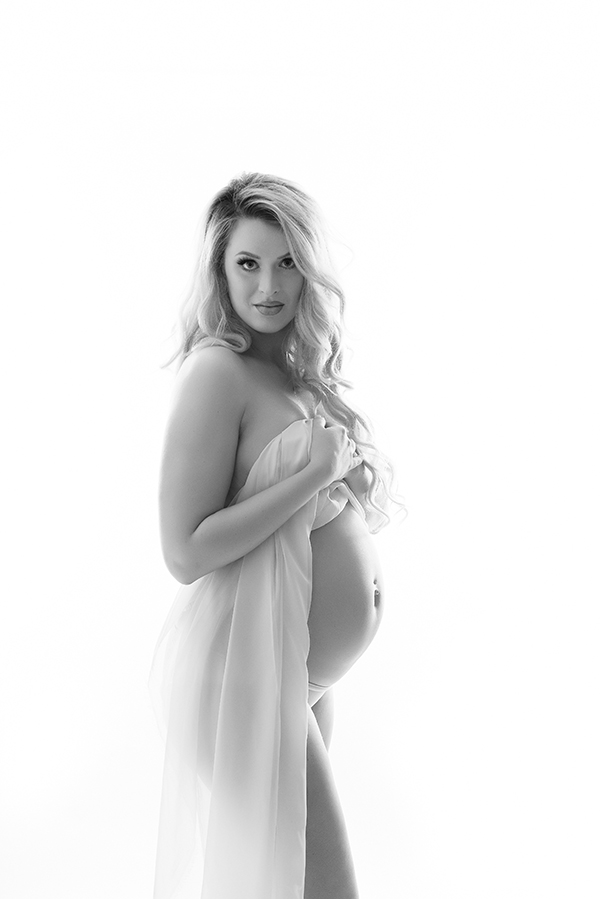 black and white timeless maternity portrait chicago photographer