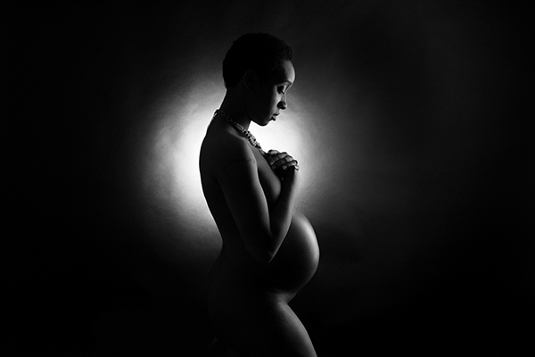 black and white maternity pregnancy picture chicago iL