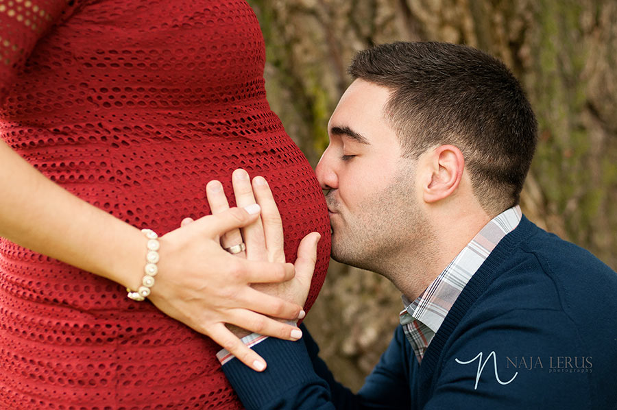 pregnancy photos dad kissing bely