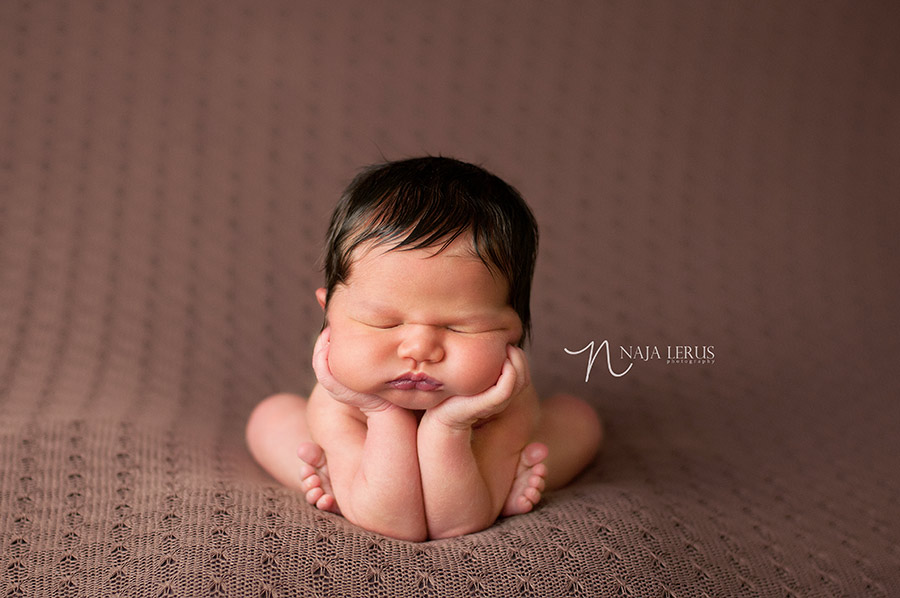 froggy newborn pose