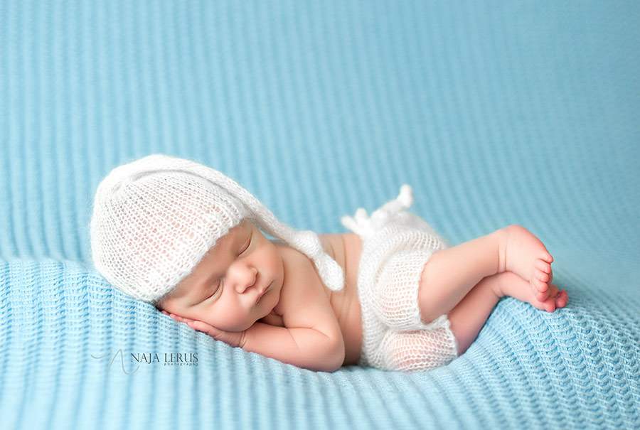 lace outfit newborn photographer chicago