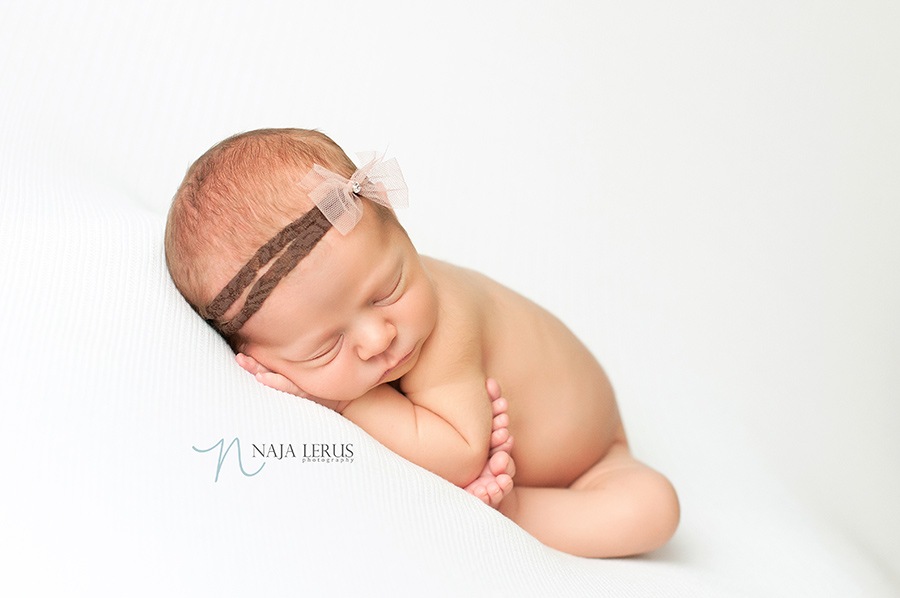 chicago newborn baby pose