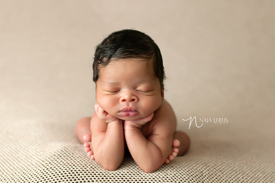 froggy pose newborn photography chicago