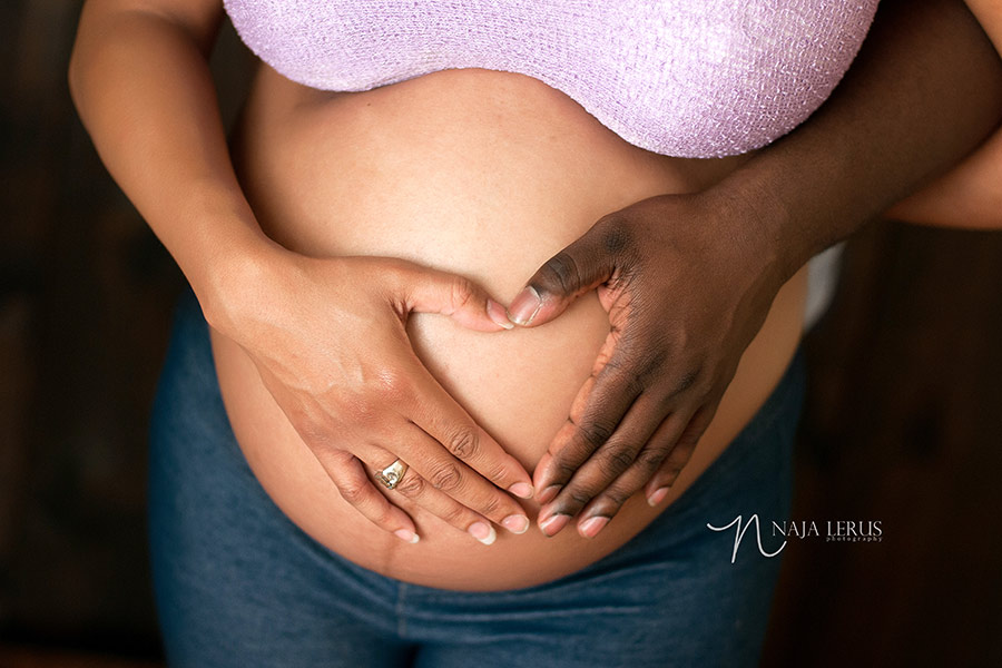 hands on belly chicago maternity photographer