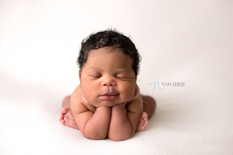 newborn photo chicago IL frog pose