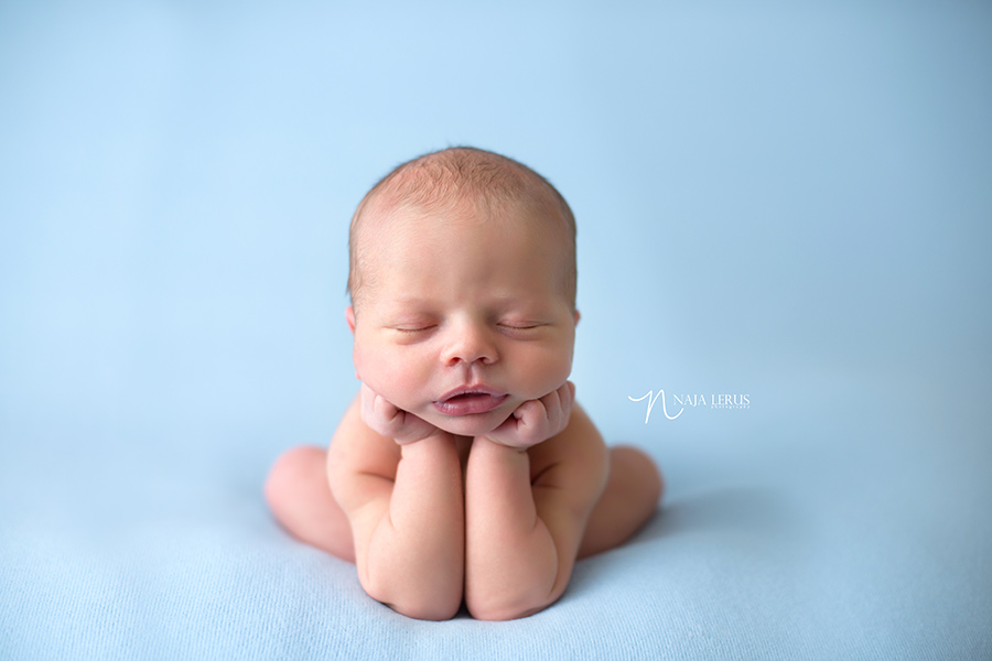 froggie pose newborn photography chicago