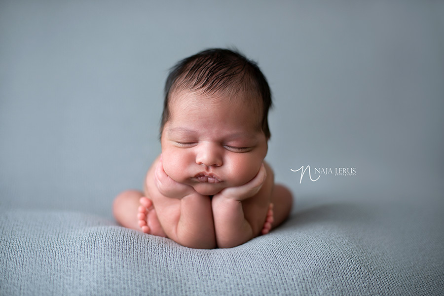 hand in cheeks newborn frog pose chicago