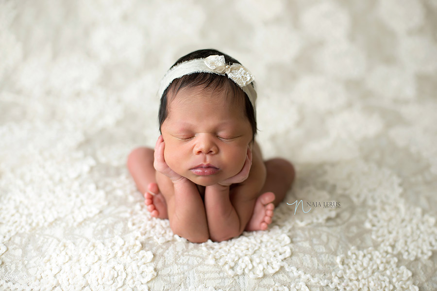 froggy pose newborn photography chicago