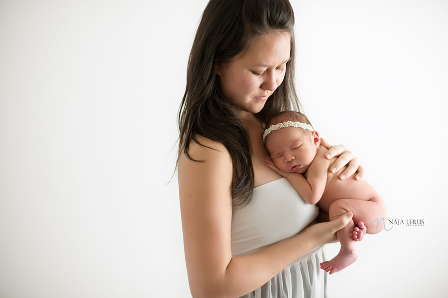 mom with baby newborn pose chicago photographer