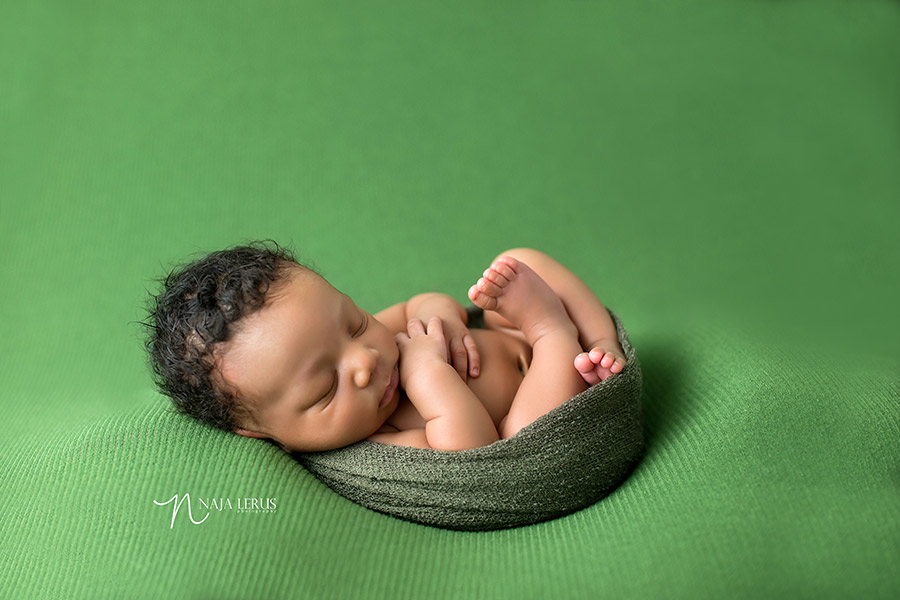 newborn pose cradle newborn photography chicago