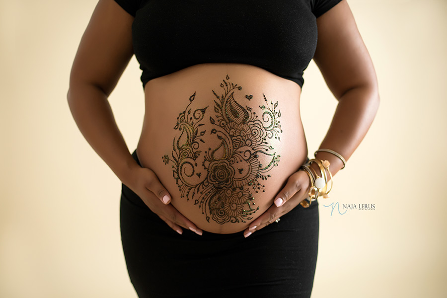 chicago henna designed painted baby bump for maternity session