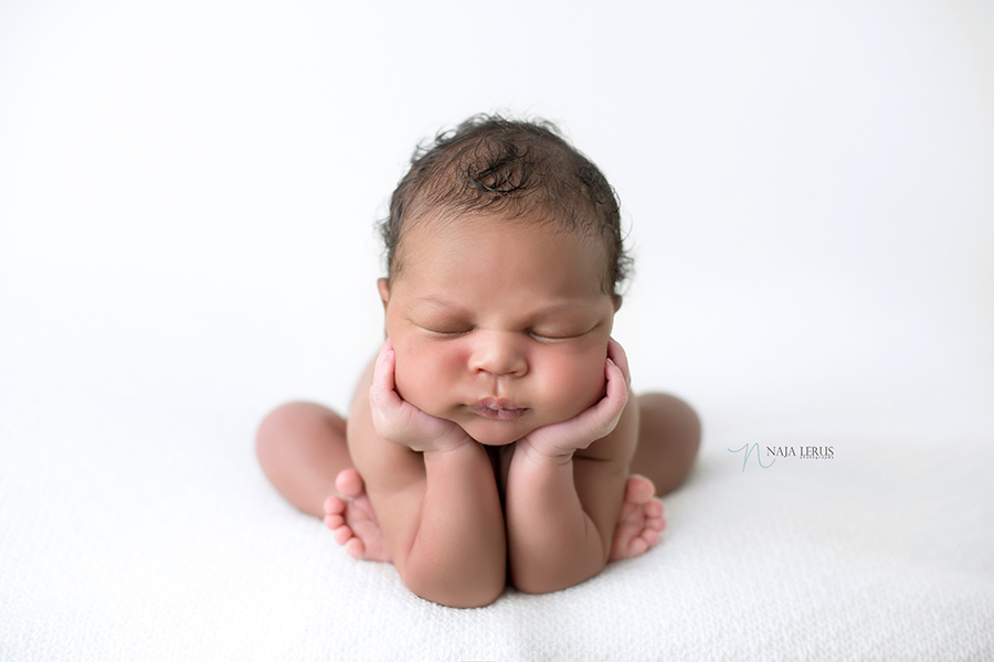 oak park IL newborn photographer  frog pose newborn 