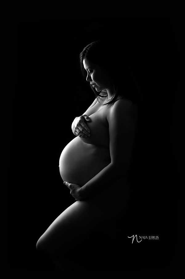 black and white silhouette maternity photography skokie il