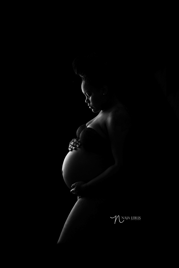 black and white silhouette maternity photography chicago rim lighting