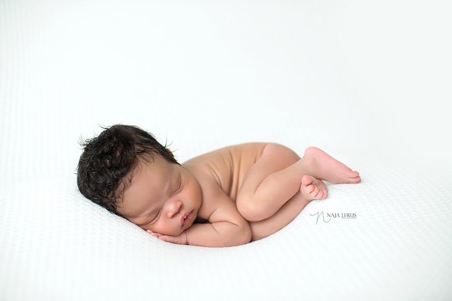 simple natural posing newborn chicago