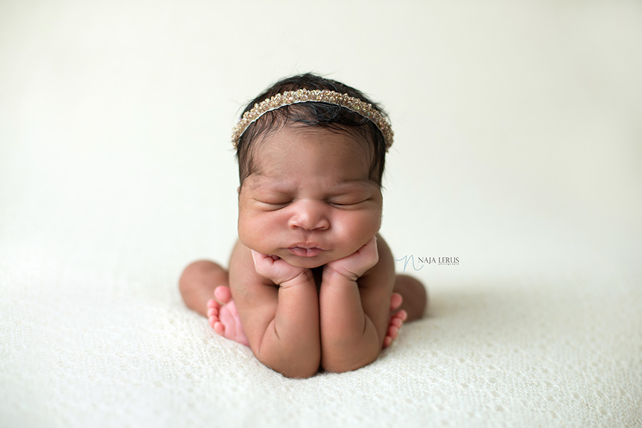 hands in cheeks newborn photography evergreen park il