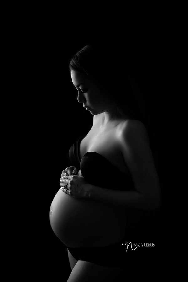 silhouette black and white rim maternity photography chicago 