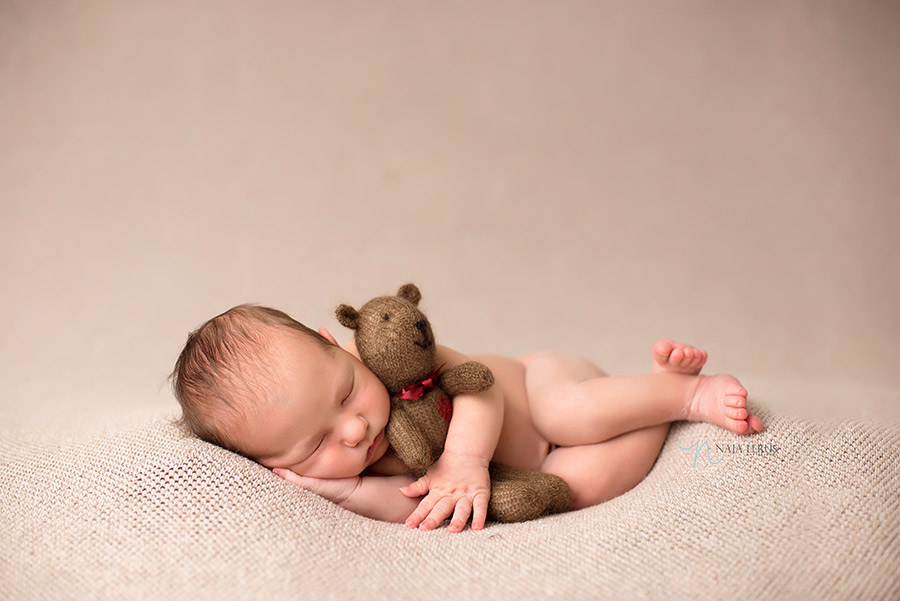 newborn picture with teddy bear prop by the knitting bitty 