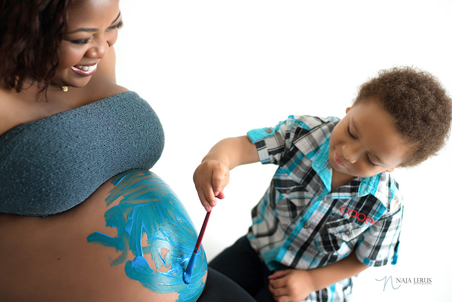 boy painting mommy's belly oak lawn maternity photography