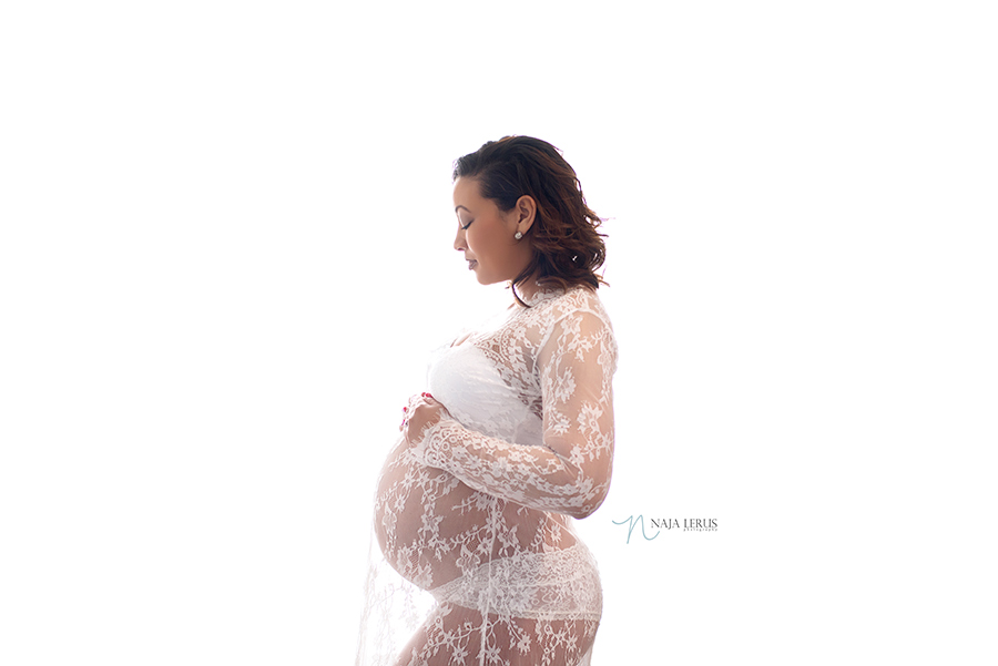 chicago pregnancy pictures with lace gown chiicago