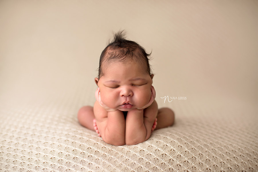 froggy pose hand in cheeks newborn photography chicago