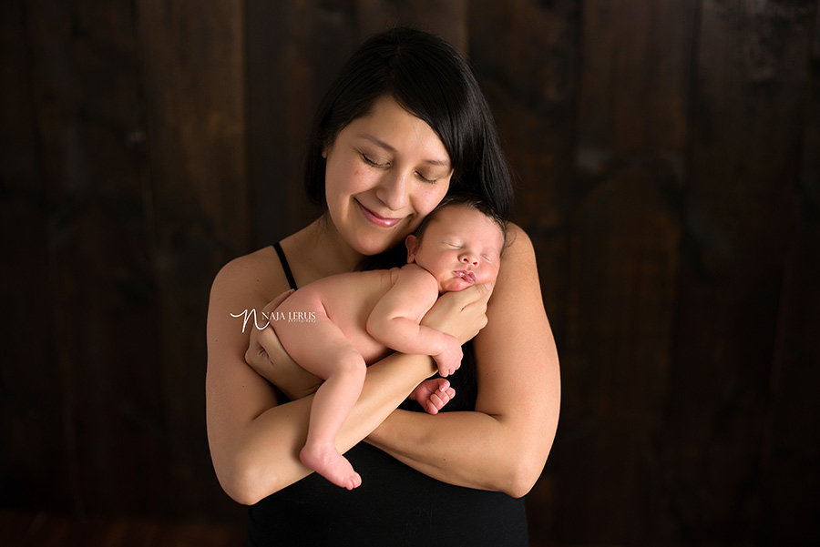 mommy and me newborn posing chicago IL